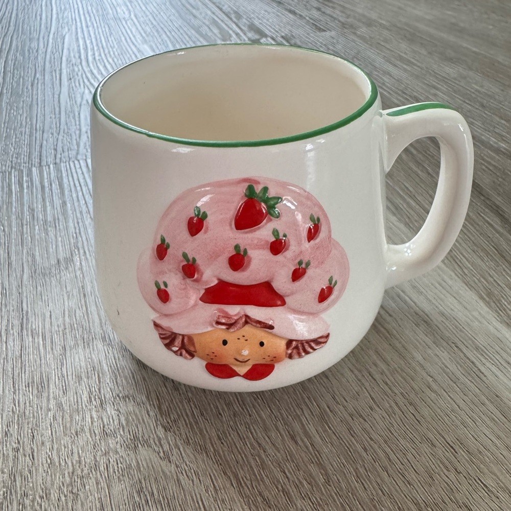 RARE 1982 Vintage Strawberry Shortcake Earthen Ware Mug Design